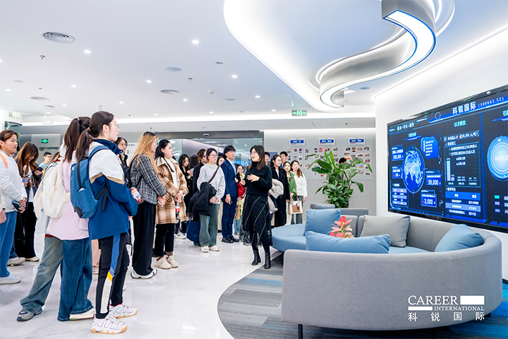 知名人力资源供应商PA真人国际国际在企业参访活动中为拜访嘉宾与学生介绍公司基本情况